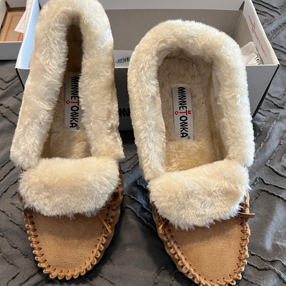 New Minnetonka moccasins - Picture 1 of 4